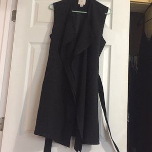 Lila Rose Sleeveless outerwear with belt. Size M